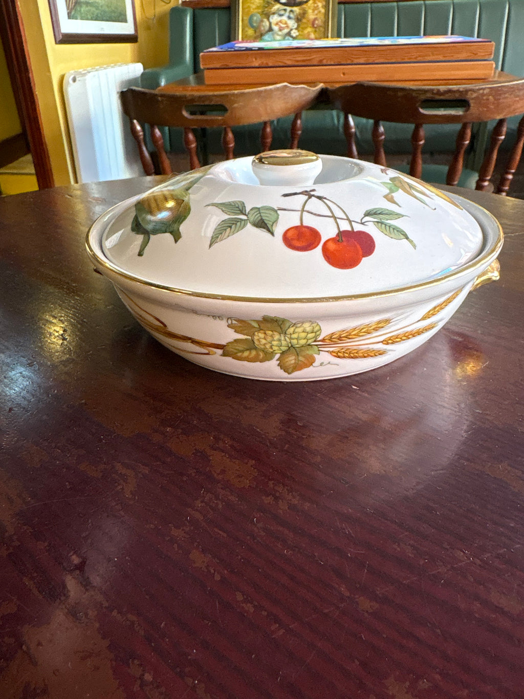 VINTAGE ITALIAN CAPODIMONTE PORCELAIN COVERED JAR WITH GOLD TRIM