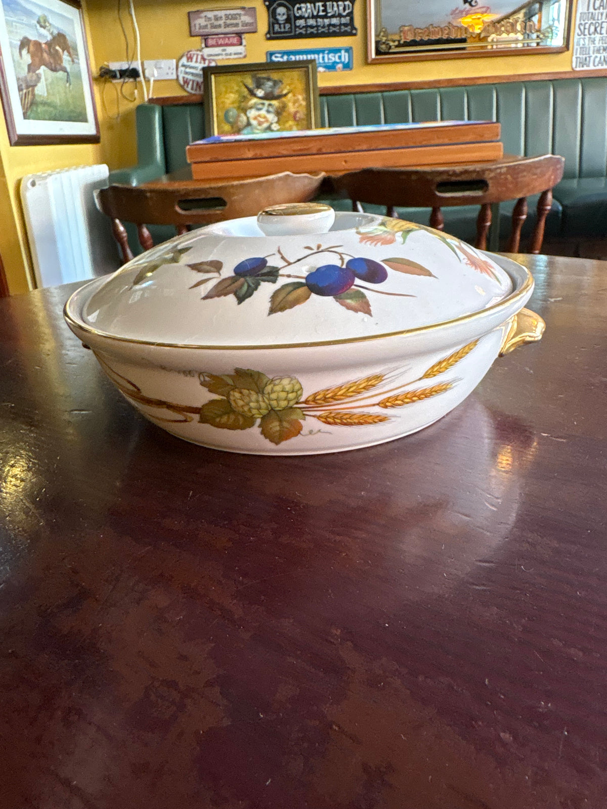 VINTAGE ITALIAN CAPODIMONTE PORCELAIN COVERED JAR WITH GOLD TRIM