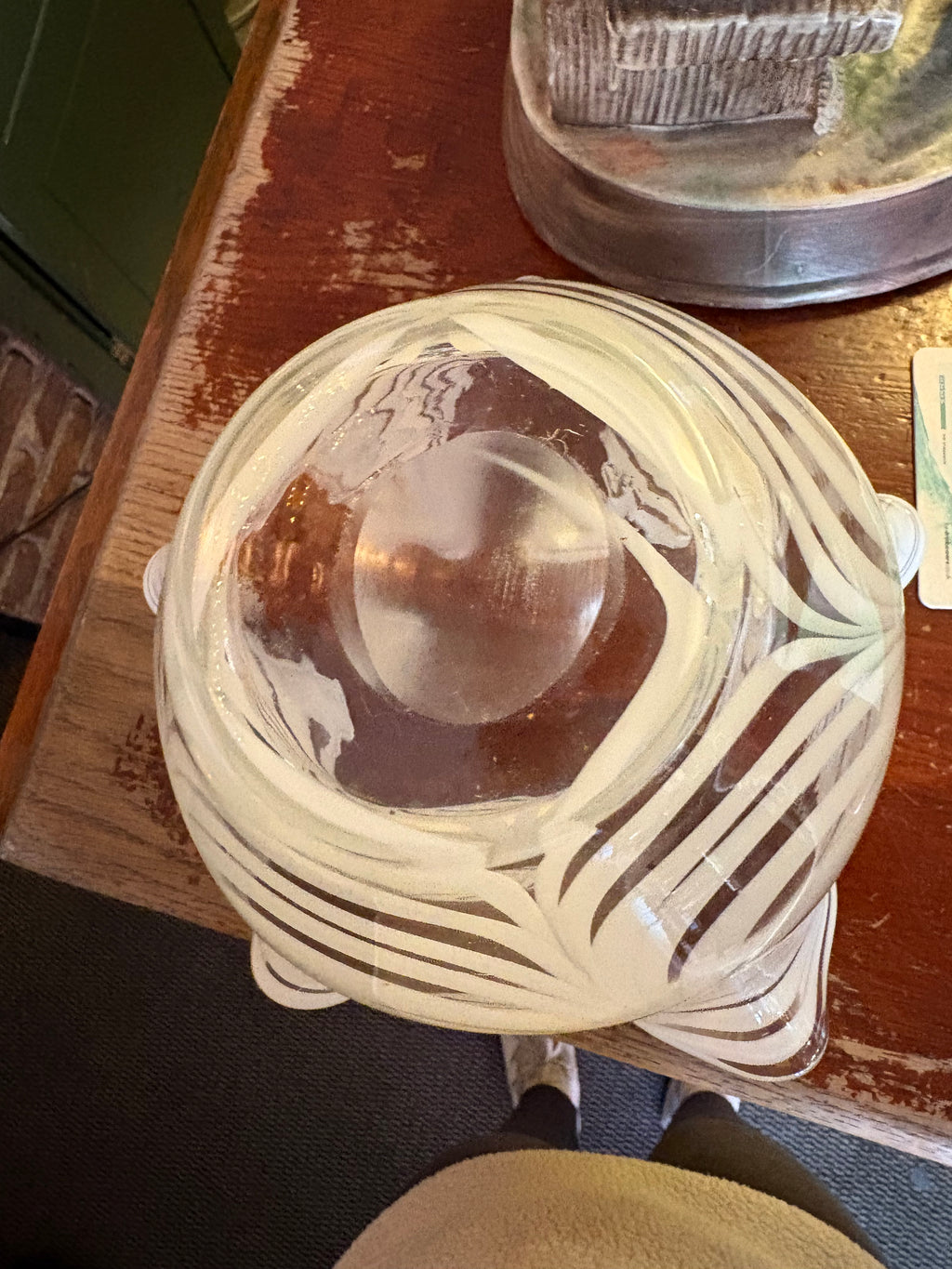 Underside of white-ribbon handkerchief glass vase showing its circular base