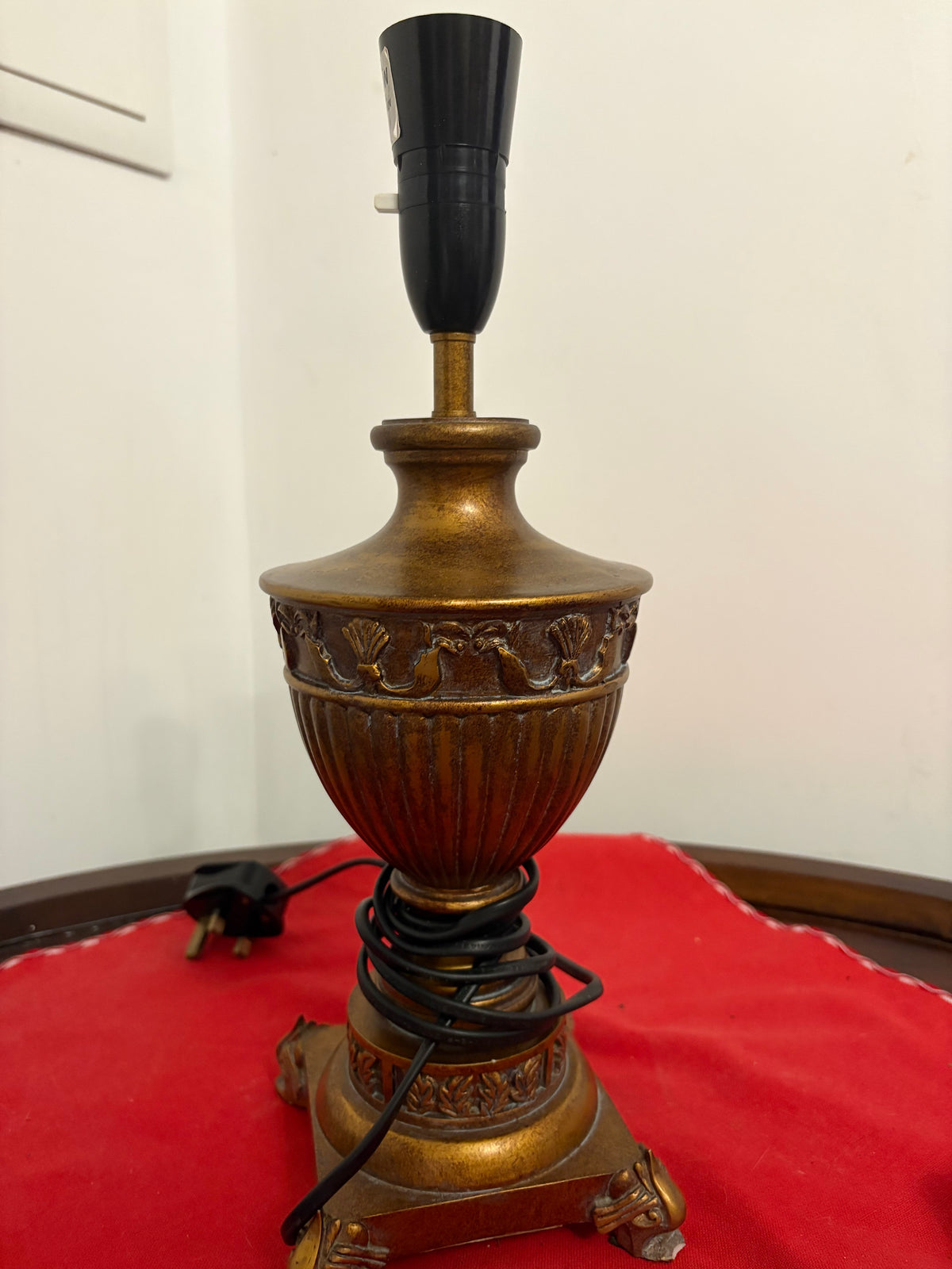 Brass urn table lamp with fluted body, decorative garland band and black bulb holder, without a shade